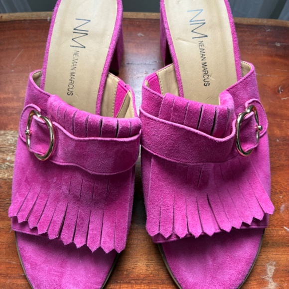 ✨ Neiman Marcus Suede Fringe Mules – Hot Pink – Size 8.5 ✨ Excellent / Like New - Picture 4 of 5